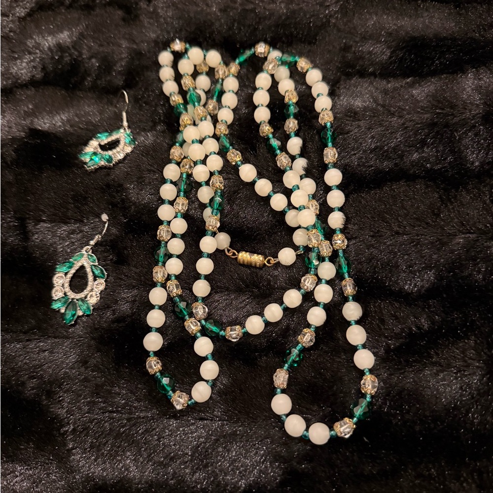 Vintage Elegant Green and White Beaded Barrel Clasp Necklace & Pier Earrings